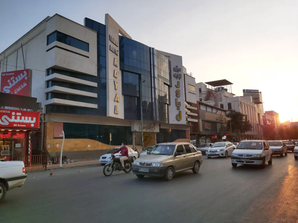 مجتمع تجاری رویال بندرعباس یکی از بهترین مراکز خرید بندرعباس برای خرید سوغاتی و کالاهای متنوع است