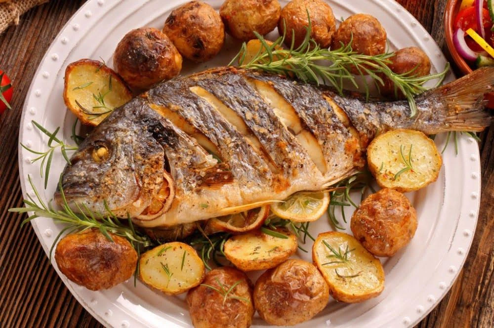 سمک مشوی از خوشمزه ترین غذاهای کیش