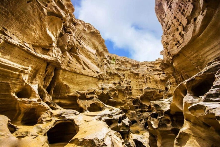تنگه چاهکوه یکی از شگفتانگیزترین جلوههای طبیعی جزیره قشم